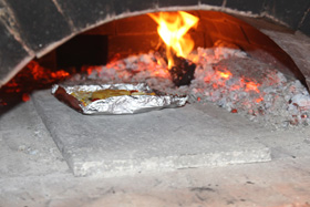石窯でピザを焼こう